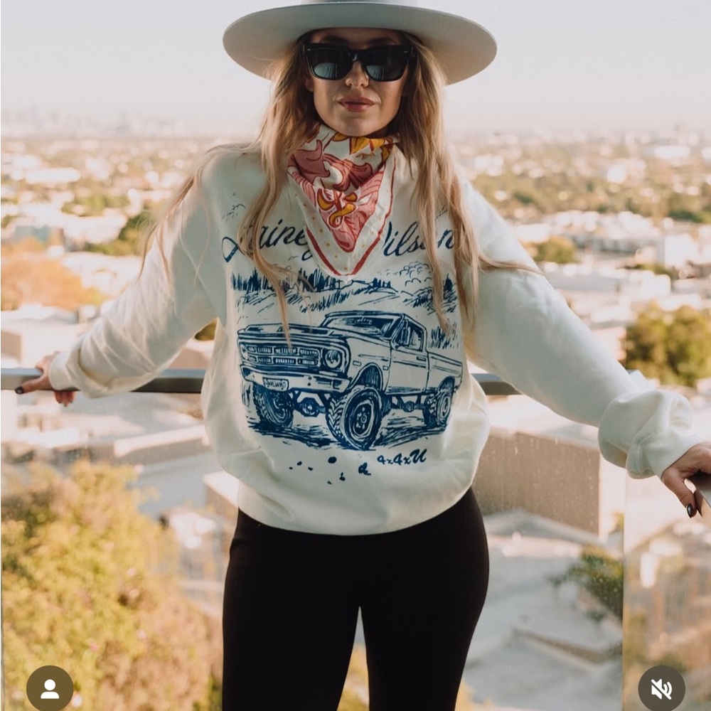 lainey wilson daydreamer 4x4xu trucker crew neck sweatshirt
